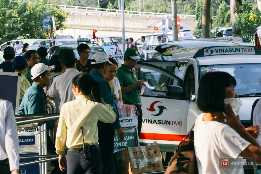 Ùn ùn trở về Sài Gòn sau kỳ nghỉ lễ 30/4, hàng trăm hành khách xếp hàng dài mệt mỏi chờ taxi ở sân bay Tân Sơn Nhất